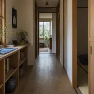 家具を片側に寄せて通路を残した廊下